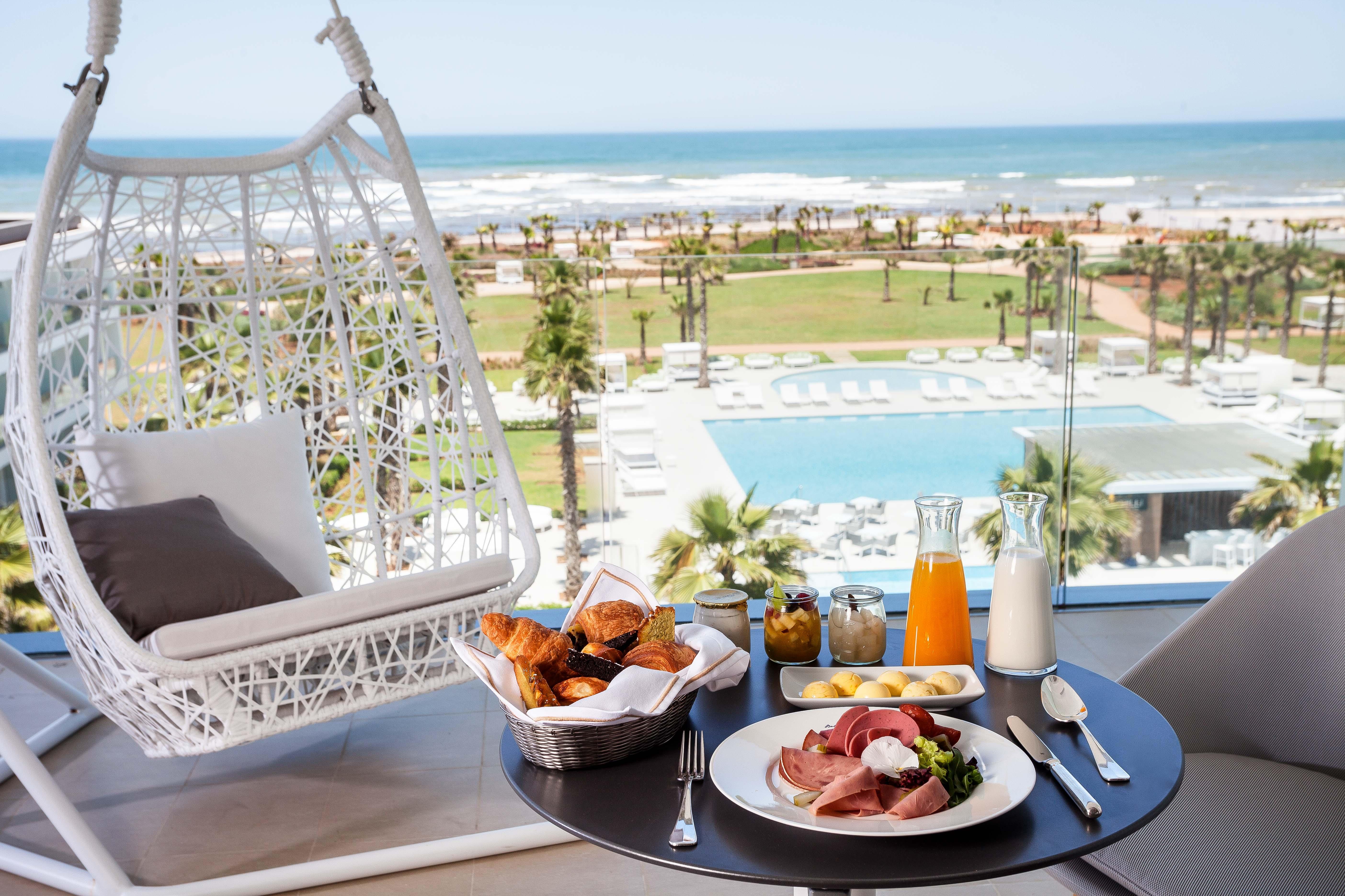 Hotel The View Bouznika Exteriér fotografie Breakfast at a hotel